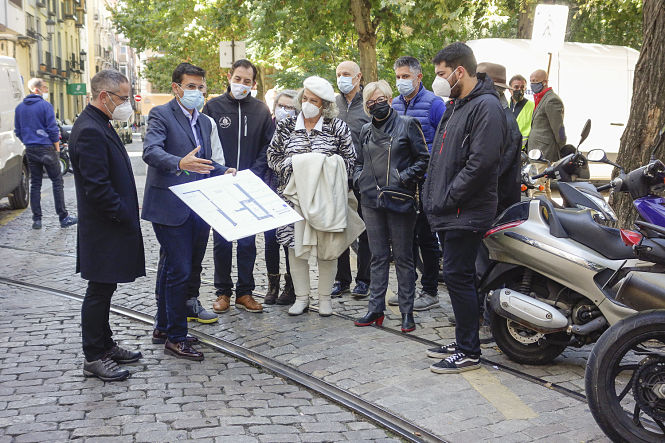 Imagen de la visita a la Plaza de los Lobos (JAVIER ALGARRA / AYUNTAMIENTO)