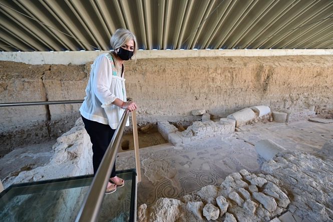 La Consejera de Cultura, Patricia del Pozo, en la Villa Romana de Salar (JUNTA/ARCHIVO)