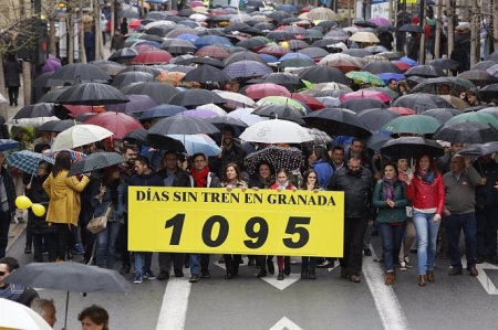 Imagen de archivo de una manifestación por el tren en Granada (ÁLEX CÁMARA /EUROPA PRESS) Imagen de archivo de una manifestación por el tren en Granada (ÁLEX CÁMARA /EUROPA PRESS)