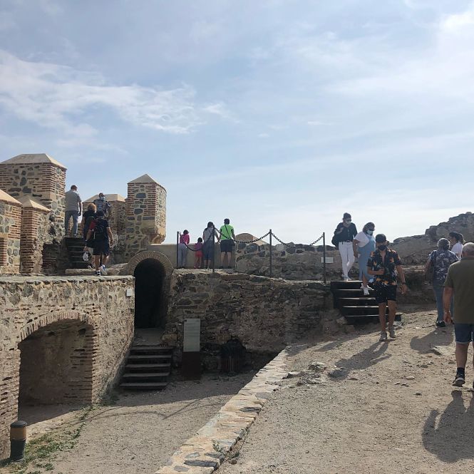 Turistas en el Castillo de San Miguel (AYTO. ALMUÑÉCAR)