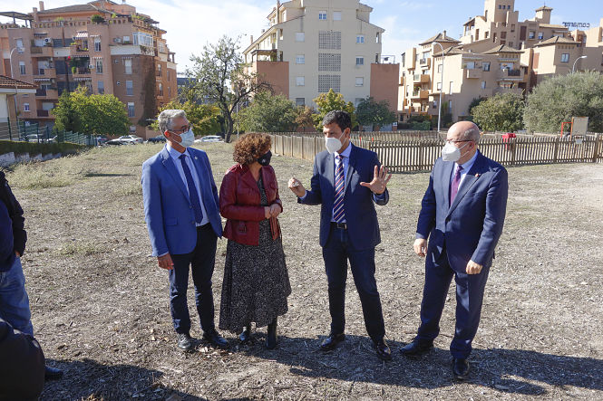 Imagen de la visita a la parcela (JAVIER ALGARRA / AYUNTAMIENTO) 