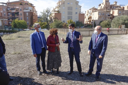 Imagen de la visita a la parcela (JAVIER ALGARRA / AYUNTAMIENTO) 
