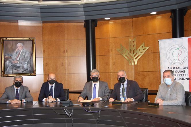 Caja Rural firma un convenio con la Asociación de Guías Turísticos (CAJA RURAL) 