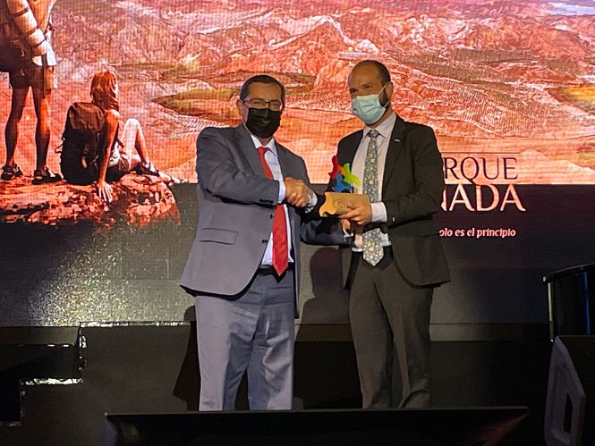 José Entrena entrega el galardón al Alcalde de Soportújar (TURISMO GRANADA) 