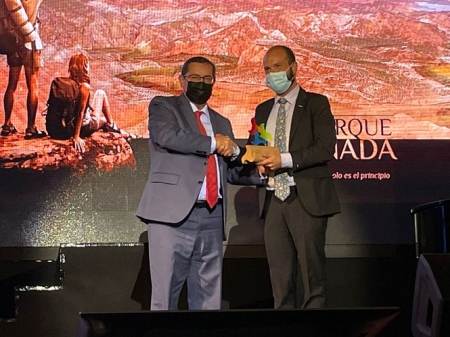José Entrena entrega el galardón al Alcalde de Soportújar (TURISMO GRANADA) José Entrena entrega el galardón al Alcalde de Soportújar (TURISMO GRANADA)