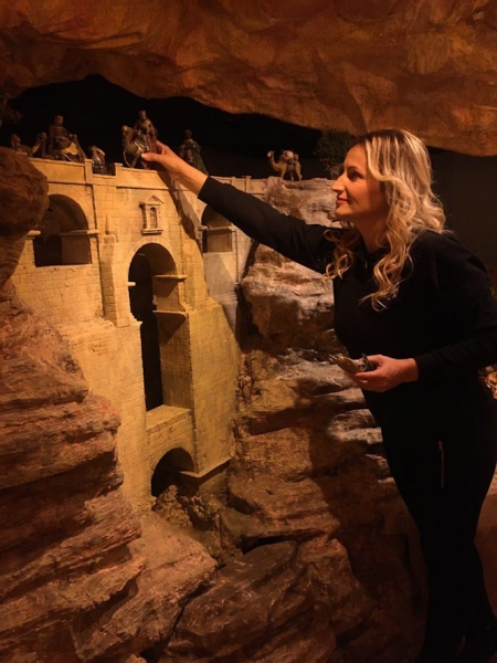 Mayka Gómez ultima algunos detalles del Belén Monumental (AYTO. HUÉTOR TÁJAR)