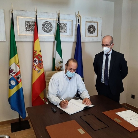 El Delegado terrirtorial firma en el libro de honor del Ayuntamiento de Torvizcón (JUNTA) El Delegado terrirtorial firma en el libro de honor del Ayuntamiento de Torvizcón (JUNTA)