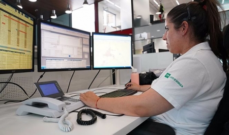 Operadora en la sala regional de 112 Andalucía (112) 