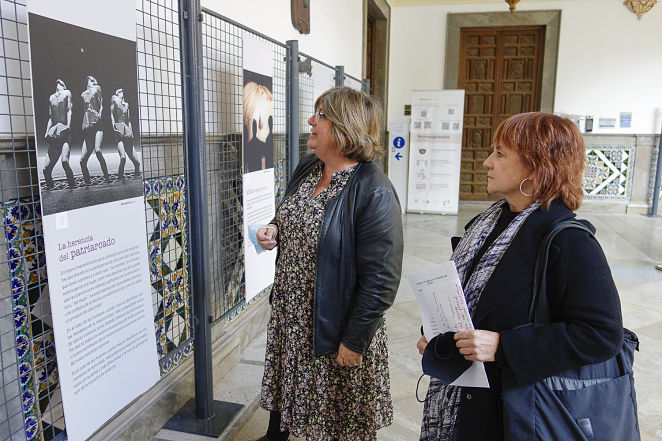 Ana Muñoz ha visitado la exposición (JAVIER ALGARRA / AYUNTAMIENTO) 