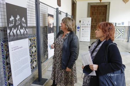 Ana Muñoz ha visitado la exposición (JAVIER ALGARRA / AYUNTAMIENTO) 