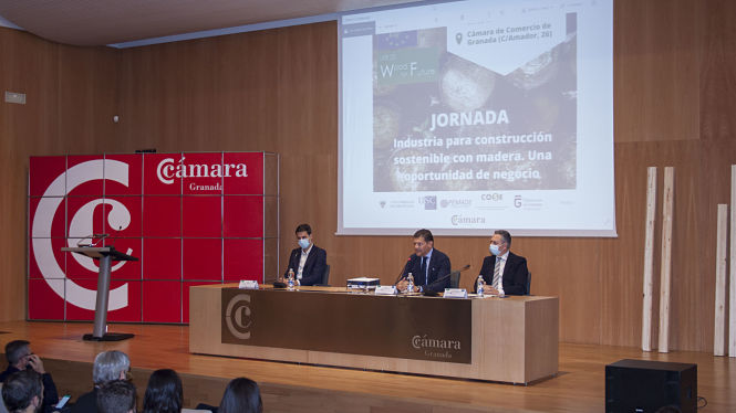 Mesa inicial con representantes de la Cámara, ACP y el Clúster de la Construcción Sostenible de Granada (CÁMARA GRANADA) 