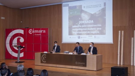 Mesa inicial con representantes de la Cámara, ACP y el Clúster de la Construcción Sostenible de Granada (CÁMARA GRANADA) 