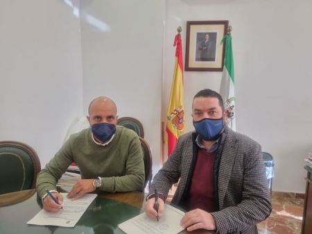 El alcalde de Otura, Nazario Montes, y el gerente de Sport Automoción GR, Miguel Ángel García Castillo, durante la firma del convenio (AYTO. OTURA) El alcalde de Otura, Nazario Montes, y el gerente de Sport Automoción GR, Miguel Ángel García Castillo, durante la firma del convenio (AYTO. OTURA)