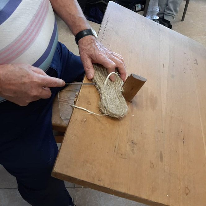 Uno de los alpargateros en el taller con escolares del colegio Isabel La Católica (AYTO. LA ZUBIA) 