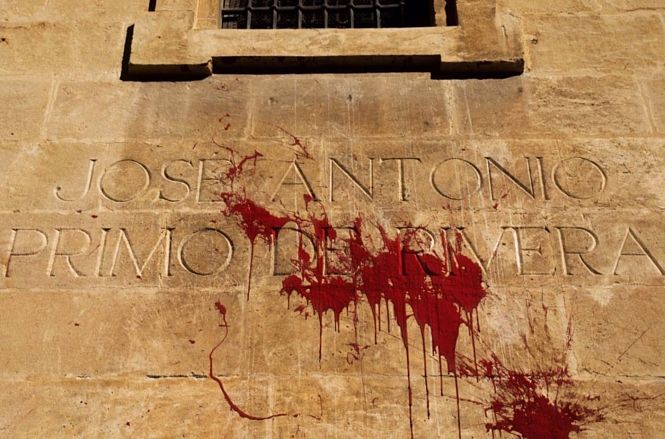 Pintada sobre la inscripción a Primo de Rivera en la iglesia del Sagrario, en imagen de archivo (ASOCIACIÓN GRANADINA VERDAD, JUSTICIA Y REPARACIÓN) 