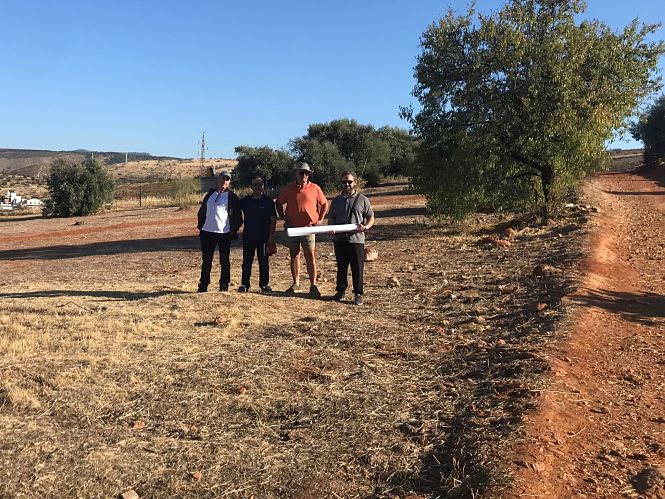 Miembros de la Plataforma en la zona de las lomas de Huétor Vega, un espacio que podría convertirse en un gran pulmón verde (PLATAFORMA PULMÓN VERDE)