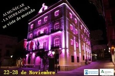 FAchada del Ayuntamiento de Almuñécar iluminada de morada (AYTO. ALMUÑÉCAR)