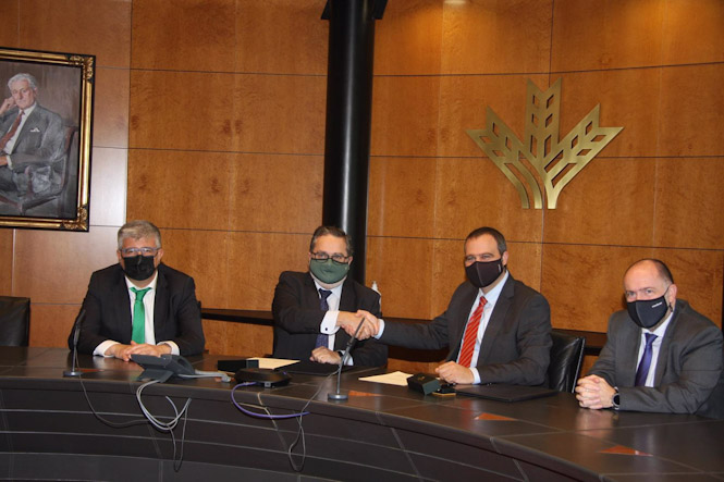 Los directores generales de Caja Rural Granada, Jerónimo Luque, y de Covirán, José Francisco Muñoz, han renovado su acuerdo de colaboración (CAJA RURAL GRANADA)