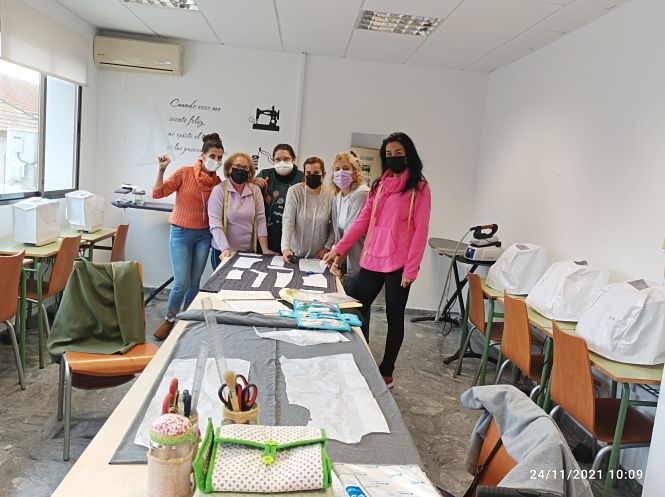 Alumnas del taller de corte y confección que han organizado el desfile  (AYTO. VEGAS DEL GENIL)