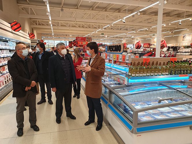 A la derecha, Jesús Toro, director regional de Lidl en Granada, muestra la nueva tienda de Lidl en Guadix al alcalde del municipio (LIDL)