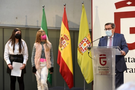 José Entrena junto a las premiadas (R. MARTÍNEZ / DIPGRA)