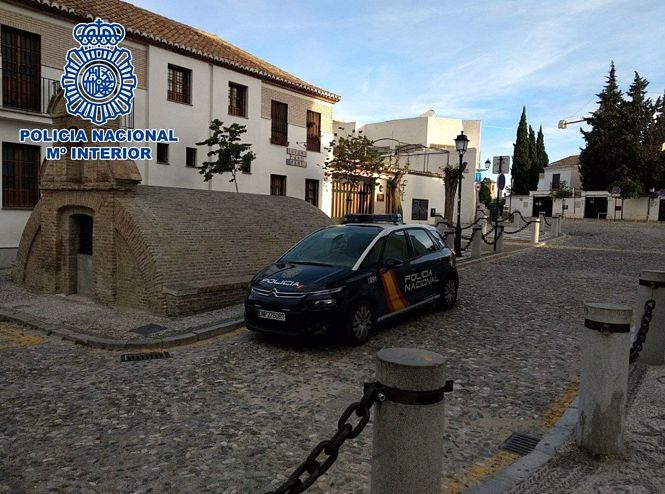 Coche patrulla en el Albaicín (POLICÍA NACIONAL)