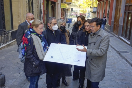 El alcalde de Granada, Francisco Cuenca, durante una visita a la calle Álvaro de Bazán para conocer las obras remodelación que el Consistorio está llevando a cabo en la zona (AYUNTAMIENTO DE GRANADA) 
