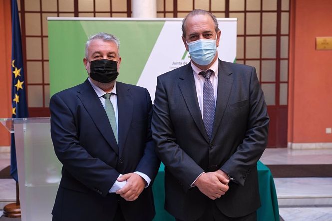 El delegado territorial de Regeneración, Justicia y Administración Local en Granada, Enrique Barchino, junto al decano de procuradores (JUNTA DE ANDALUCÍA) 