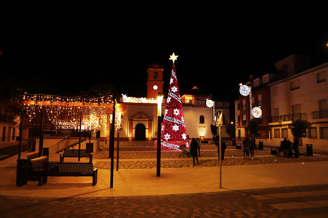 La Plaza de Andalucía de Huétor Tájar iluminada en años anteriores (AYTO. HUÉTOR TÁJAR)