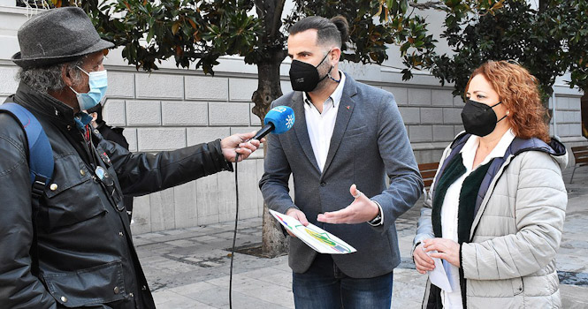 Mari Carmen Pérez y Jesús Fernández en rueda de prensa (IU)