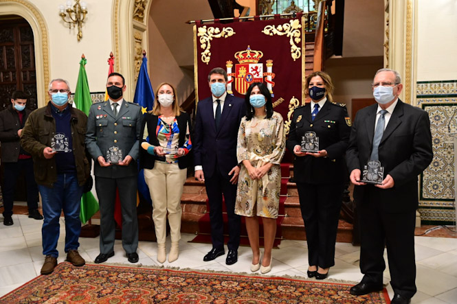 Foto de familia de los galardonados (SUBDELEGACIÓN)
