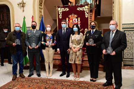 Foto de familia de los galardonados (SUBDELEGACIÓN)