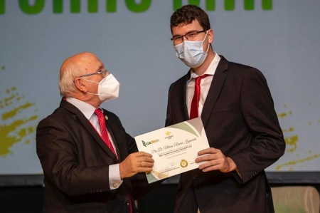 Mario RIvera recibe su diploma (HUSC)