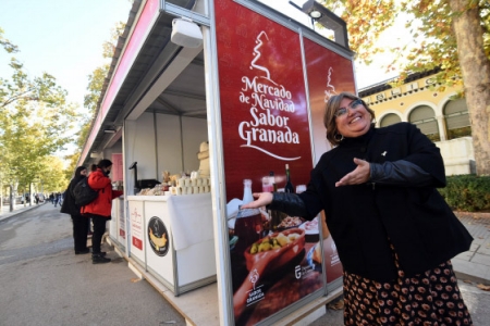 La Diputada de Empleo y Desarrollo Sostenible, Ana Muñoz, junto al stand de Sabor Granada (DIPUTACIÓN) La Diputada de Empleo y Desarrollo Sostenible, Ana Muñoz, junto al stand de Sabor Granada (DIPUTACIÓN)