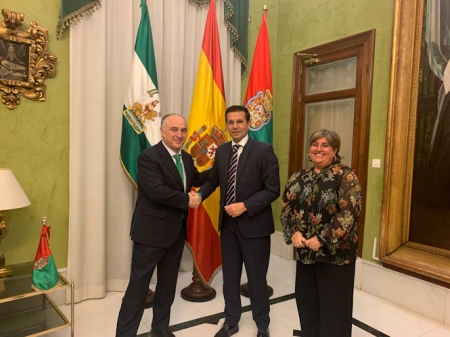 Imagen de la firma del convenio (AYTO. GRANADA)