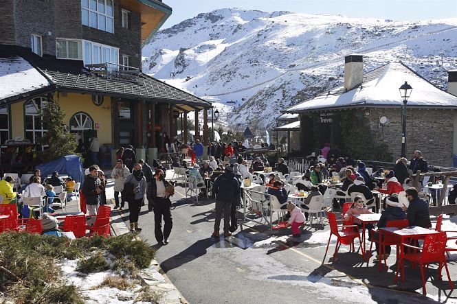Ambiente en la estación de Sierra Nevada durante el puente de la Constitución (ÁLEX CÁMARA - EUROPA PRESS) 