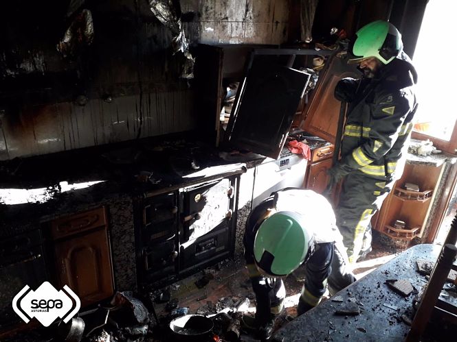Intervención de Bomberos para sofocar un incendio en una vivienda (BOMBEROS DE ASTURIAS) 