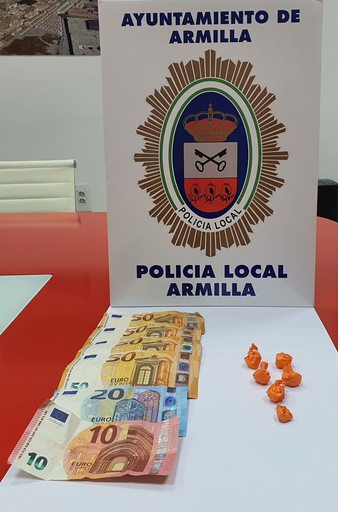 Imagen del dinero y la Cocaina incautada (AYTO. ARMILLA)