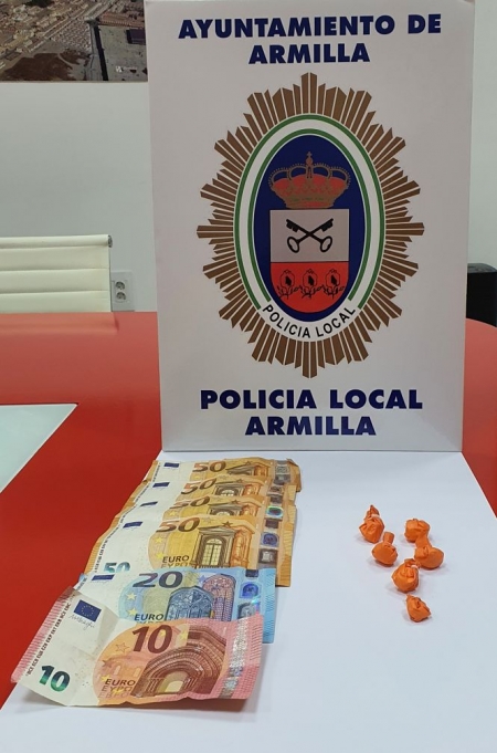 Imagen del dinero y la Cocaina incautada (AYTO. ARMILLA)