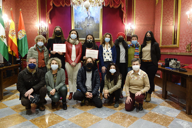 Foto de familia de los premiados (JAVIER ALGARRA / AYUNTAMIENTO) 