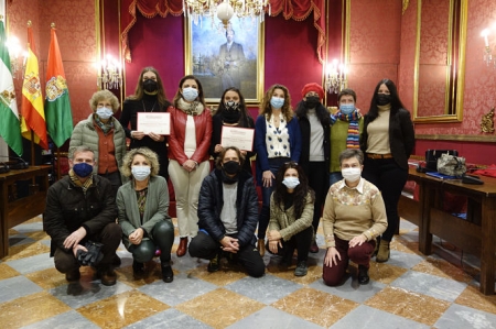 Foto de familia de los premiados (JAVIER ALGARRA / AYUNTAMIENTO) 