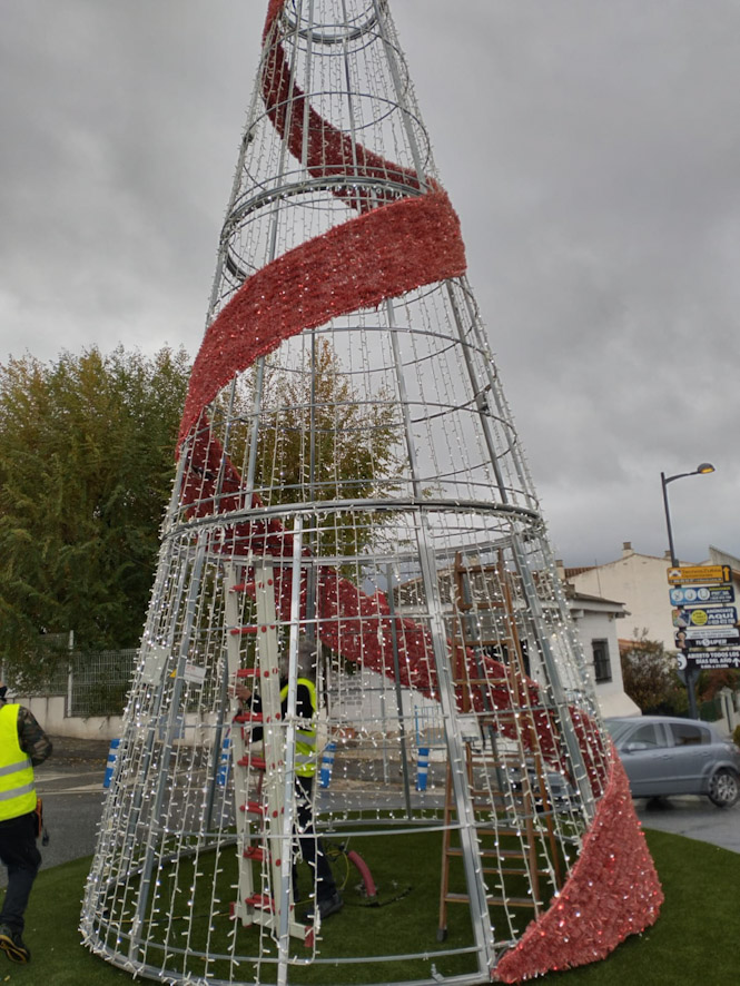 Los operarios colocan las luces de Navidad (AYTO. LA ZUBIA)