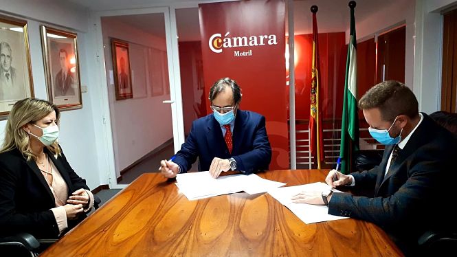 Imagen de la firma del convenio (CAMARA DE COMERCIO DE MOTRIL)