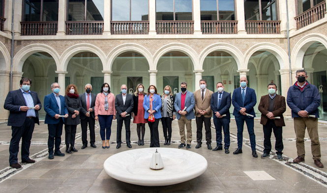 Foto de familia tras la presentación de las ayudas (JUNTA)