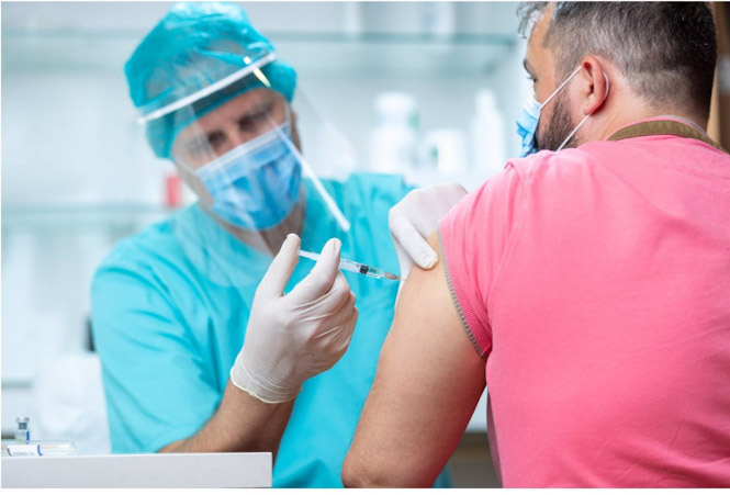Vacunación contra el coronavirus (ZORANM/ISTOCK) 