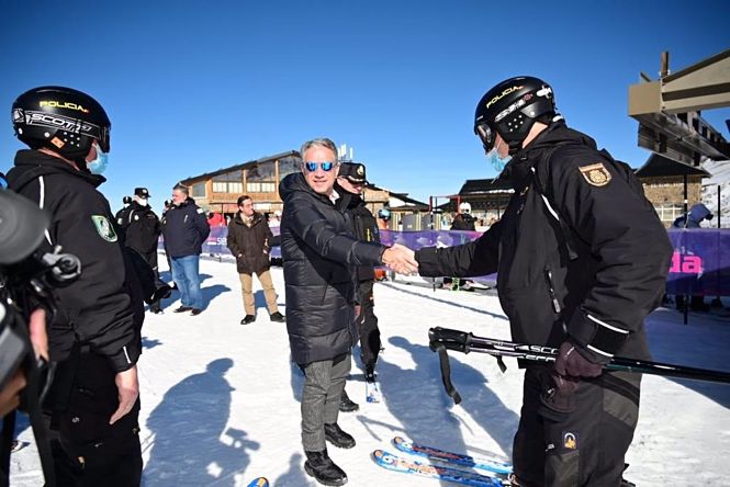El consejero de la Presidencia, Elías Bendodo, este domingo, en Sierra Nevada (JUNTA DE ANDALUCÍA) 