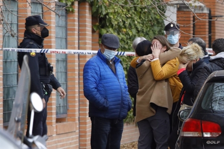 Agentes y vecinos en el entorno donde fue asesinada el pasado viernes una mujer por su expareja en la zona norte de Granada capital (ÁLEX CÁMARA - EUROPA PRESS)