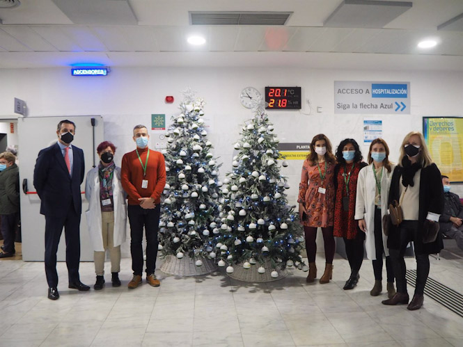 Entrega de árboles de Navidad de El Corte Inglés al San Cecilio (EL CORTE INGLÉS)