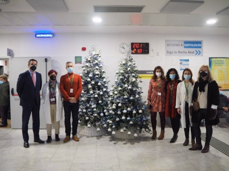 Entrega de árboles de Navidad de El Corte Inglés al San Cecilio (EL CORTE INGLÉS)