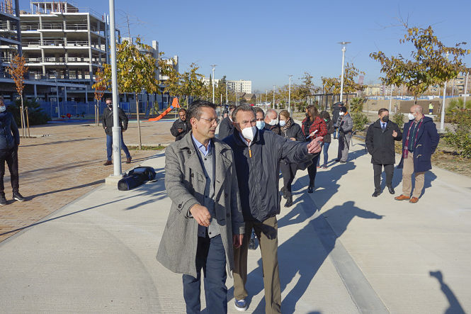 Imagen de la visita al Barrio de La Chana (JAVIER ALGARRA / AYUNTAMIENTO)
